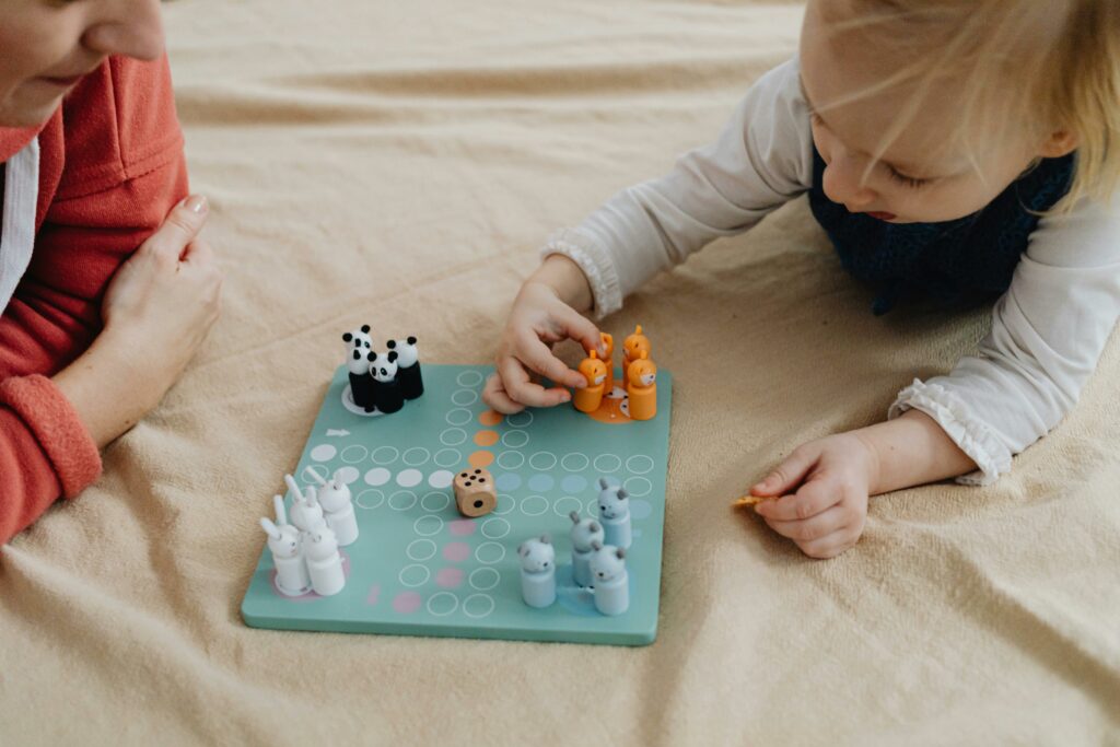 Child playing Jogo da Fubica.